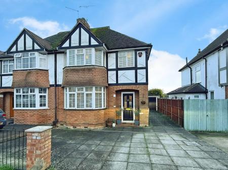 3 bedroom Semi-detached house for sale in Uplands Road, Oadby, LE2