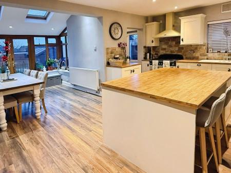 3 bedroom Semi-detached house for sale in Uplands Road, Oadby, LE2