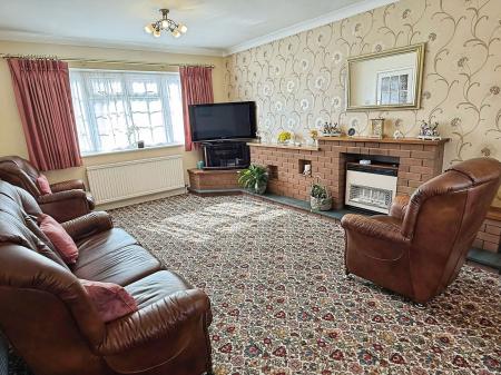4 bedroom Detached house for sale in Rectory Gardens, Leicester, LE2