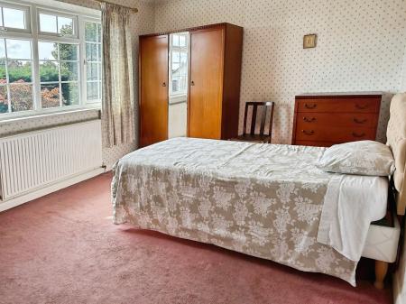 4 bedroom Detached house for sale in Rectory Gardens, Leicester, LE2