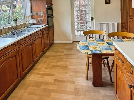4 bedroom Detached house for sale in Rectory Gardens, Leicester, LE2