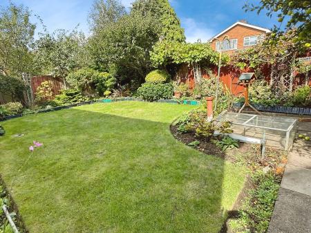 4 bedroom Detached house for sale in Rectory Gardens, Leicester, LE2