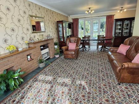 4 bedroom Detached house for sale in Rectory Gardens, Leicester, LE2