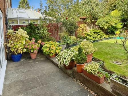4 bedroom Detached house for sale in Rectory Gardens, Leicester, LE2