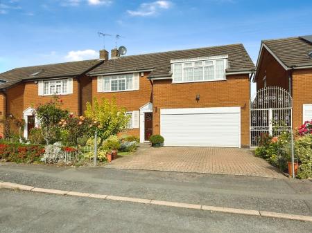 4 bedroom Detached house for sale in Rectory Gardens, Leicester, LE2