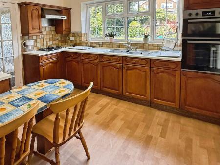 4 bedroom Detached house for sale in Rectory Gardens, Leicester, LE2