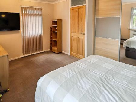 3 bedroom Detached house for sale in Chater Close, Leicester, LE5