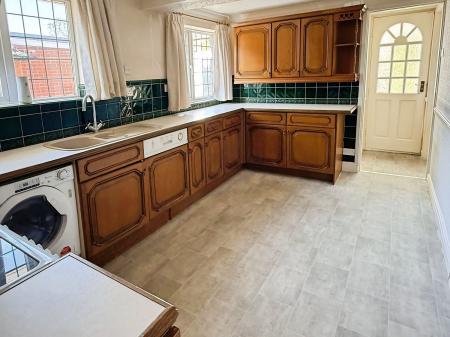 2 bedroom Semi-detached bungalow for sale in Foxhunter Drive, Oadby, LE2