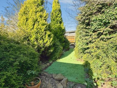 2 bedroom Semi-detached bungalow for sale in Foxhunter Drive, Oadby, LE2