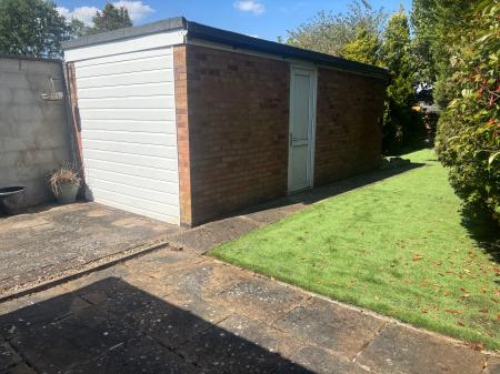 2 bedroom Semi-detached bungalow for sale in Foxhunter Drive, Oadby, LE2