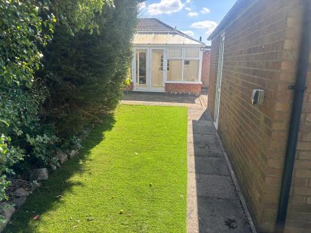 2 bedroom Semi-detached bungalow for sale in Foxhunter Drive, Oadby, LE2