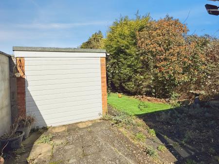 2 bedroom Semi-detached bungalow for sale in Foxhunter Drive, Oadby, LE2