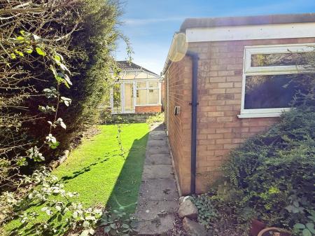 2 bedroom Semi-detached bungalow for sale in Foxhunter Drive, Oadby, LE2