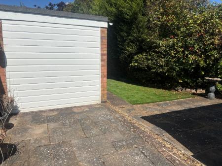 2 bedroom Semi-detached bungalow for sale in Foxhunter Drive, Oadby, LE2