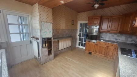 4 bedroom Semi-detached house for sale in Hillsborough Road, Glen Parva, LE2