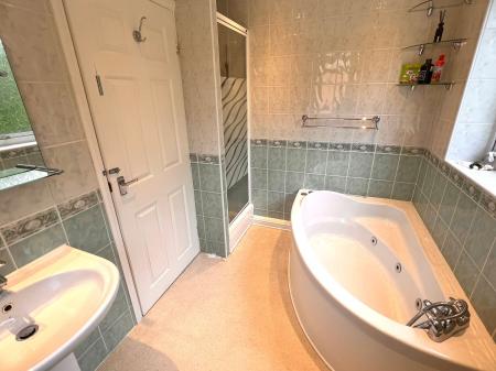 4 bedroom Detached house for sale in Hollies Way, Thurnby, LE7