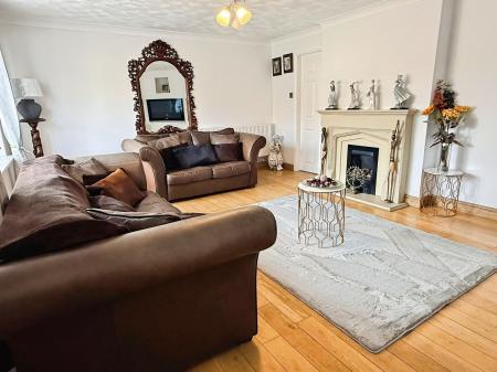 4 bedroom Detached house for sale in Ledbury Close, Oadby, LE2