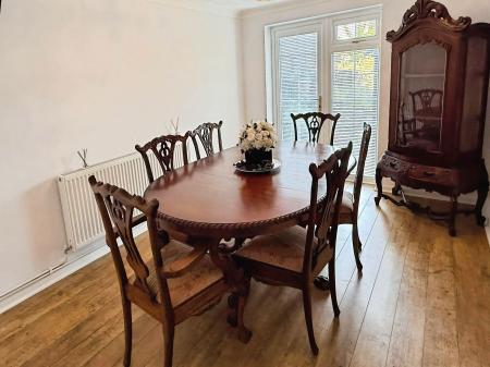 4 bedroom Detached house for sale in Ledbury Close, Oadby, LE2
