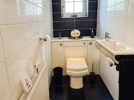 4 bedroom Detached house for sale in Ledbury Close, Oadby, LE2