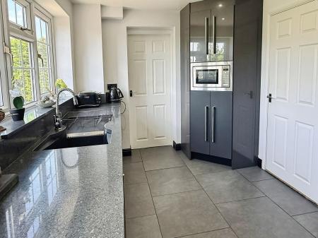 4 bedroom Detached house for sale in Ledbury Close, Oadby, LE2