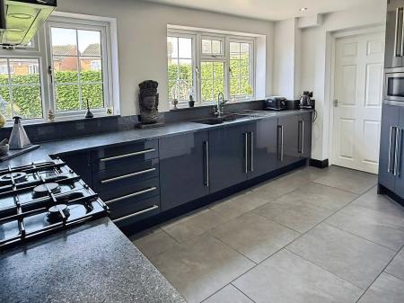 4 bedroom Detached house for sale in Ledbury Close, Oadby, LE2