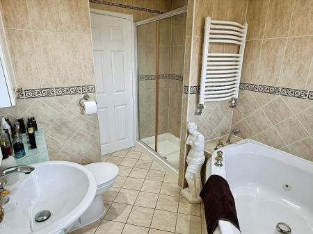 4 bedroom Detached house for sale in Ledbury Close, Oadby, LE2
