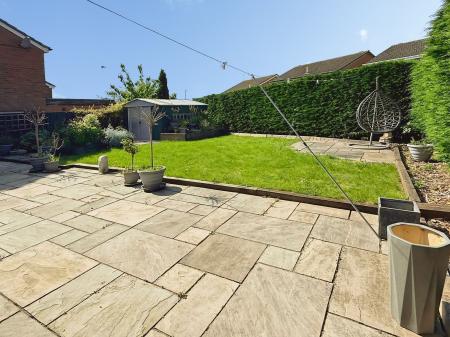 4 bedroom Detached house for sale in Ledbury Close, Oadby, LE2