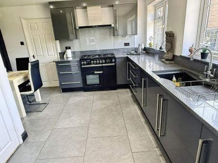 4 bedroom Detached house for sale in Ledbury Close, Oadby, LE2