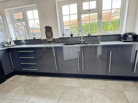 4 bedroom Detached house for sale in Ledbury Close, Oadby, LE2