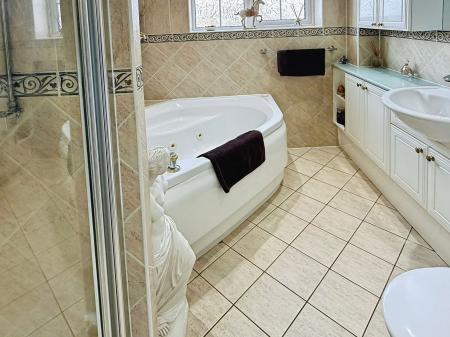 4 bedroom Detached house for sale in Ledbury Close, Oadby, LE2