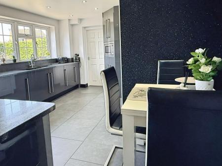 4 bedroom Detached house for sale in Ledbury Close, Oadby, LE2