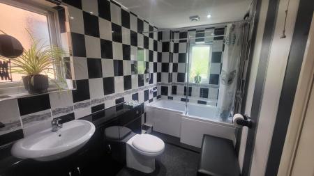 4 bedroom Detached house for sale in Haywood Close, Leicester, LE5