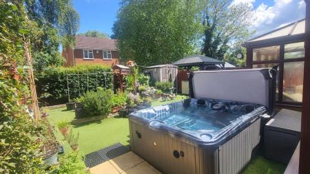 4 bedroom Detached house for sale in Haywood Close, Leicester, LE5