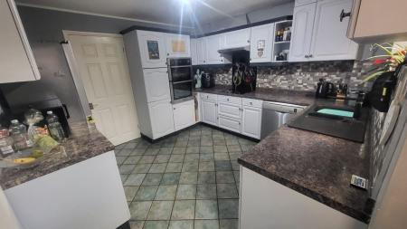 4 bedroom Detached house for sale in Haywood Close, Leicester, LE5