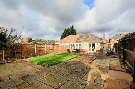 2 bedroom Semi-detached bungalow for sale in Foxhunter Drive, Oadby, LE2