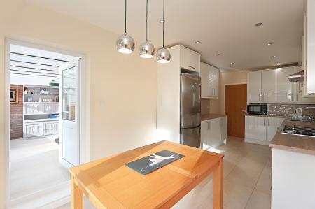 2 bedroom Semi-detached bungalow for sale in Foxhunter Drive, Oadby, LE2