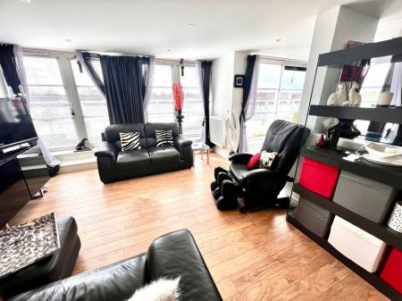 3 bedroom Flat to let in Watkin Road, Leicester, LE2