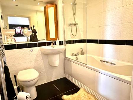 3 bedroom Flat to let in Watkin Road, Leicester, LE2