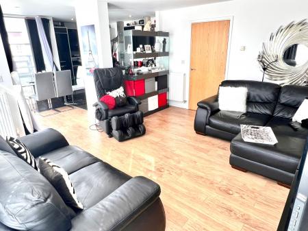 3 bedroom Flat to let in Watkin Road, Leicester, LE2