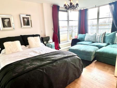 3 bedroom Flat to let in Watkin Road, Leicester, LE2