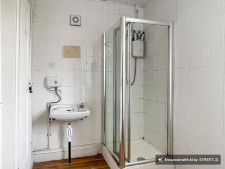 1 bedroom Studio flat to let in St. James Terrace, Leicester, LE2