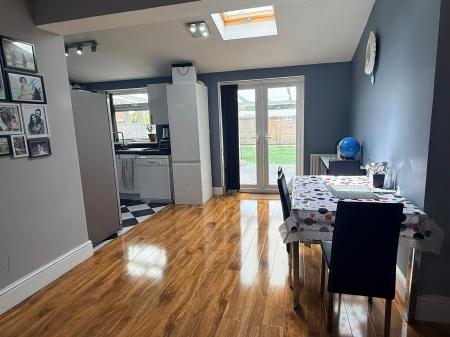 3 bedroom Semi-detached house for sale in Parkland Drive, Oadby, LE2