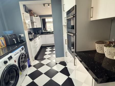 3 bedroom Semi-detached house for sale in Parkland Drive, Oadby, LE2