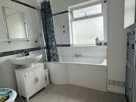 3 bedroom Semi-detached house for sale in Parkland Drive, Oadby, LE2