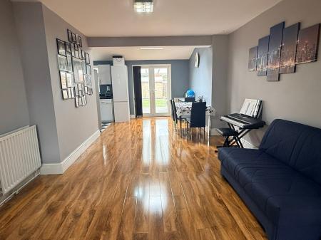 3 bedroom Semi-detached house for sale in Parkland Drive, Oadby, LE2