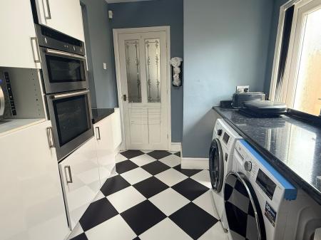 3 bedroom Semi-detached house for sale in Parkland Drive, Oadby, LE2