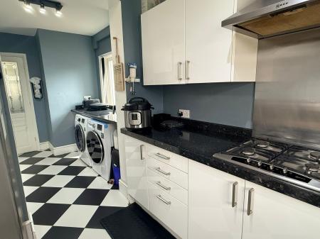 3 bedroom Semi-detached house for sale in Parkland Drive, Oadby, LE2