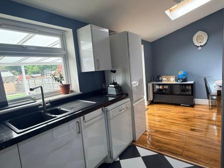3 bedroom Semi-detached house for sale in Parkland Drive, Oadby, LE2