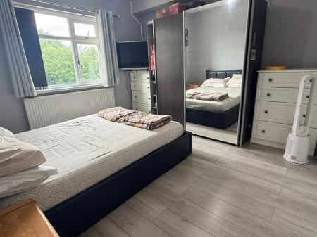 3 bedroom Semi-detached house for sale in Parkland Drive, Oadby, LE2