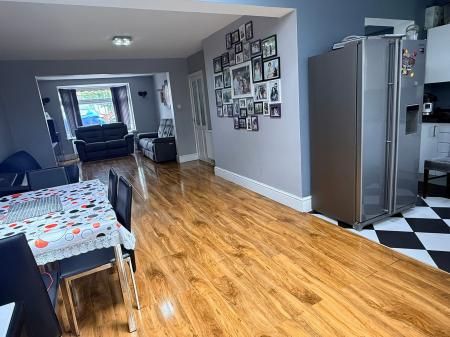 3 bedroom Semi-detached house for sale in Parkland Drive, Oadby, LE2